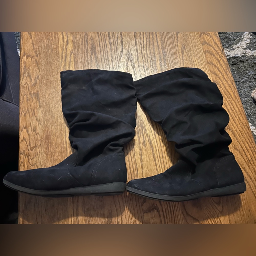 Women’s black flat boots size 9